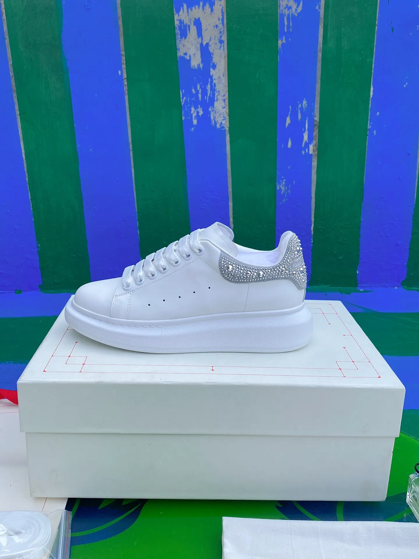 👟👟Ex-factory price 600👟👟 Men's size +10 New model drill tail Women's size 35-40. Male 39-45. The factory has been making goods for a long time. McQueen💥High-quality top version💥📢📢Alexander mcqueen/Classic star popular all-match white shoes have been upgraded, a new generation of last type🌹 last type has been polished hard for a year, and the overall last shape and head shape are 100% consistent with the original (you can go to the counter to compare with the original version for verification) The first 30-year-old senior master made it based on the original version and based on the Asian foot shape 1⃣️:1⃣️. During the foot comfort adjustment period, more than a dozen ladies with different foot types tried it on and repeatedly polished it until it was comfortable for all foot types before finally finalizing the last mold. Basically all colors are made, and the commonly sold colors are in stock, and others are constantly updated... Fabric: Customized original silk top-layer cowhide fabric/roller coating process Inner lining: cowhide lining made of imported leather embryos, mixed sheepskin lining. Feet: imported highly elastic PU foam rebound + cowhide, which is molded in the same way as the original version. It is injection molded without brushing glue. Outsole: exclusive molding of the original version, resistant to yellowing technology (please note that the length and latitude of the outsole of the new version and the new label are different from the old version. Everyone needs to distinguish them, including the head shape)